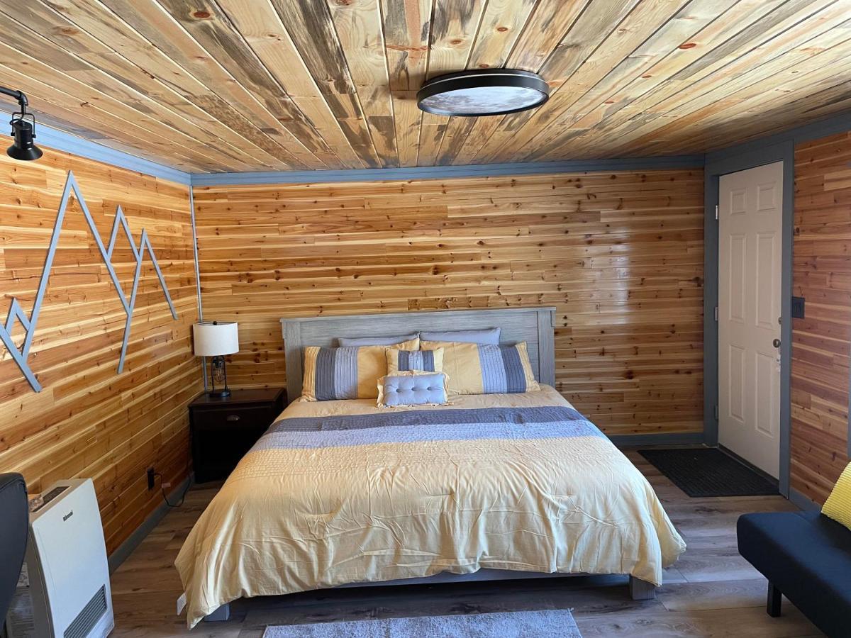 The Whispering Elms Motel Baker Екстер'єр фото